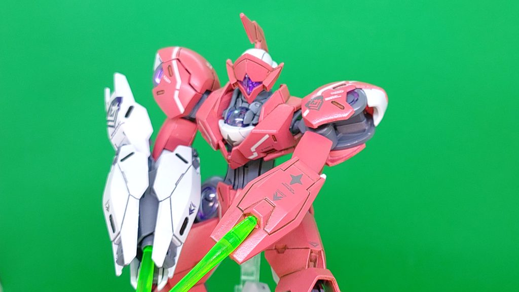 元々はRGジャスティスガンダムのキットをいじっていたのですが、初代ジャスティスの赤としてしっくりくるラッカー塗料がなかったため自分で調色することにし、手ごろなキットであるミカエリスで塗装の実験を行うことにしました。ついでに、せっかく専用デカールが販売されていることだし貼ってかっこよくすることにしました。