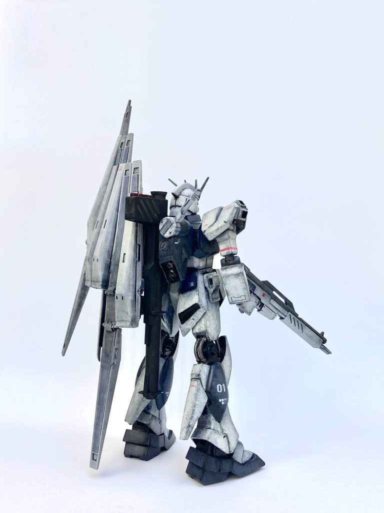 フィンファンネルの下部にある横並びの縦長モールドは、リアルタッチマーカーで描いただけです。胸部パネルラインや腰のフロントアーマーのモールドも描いただけ。お手軽ディテールアップ。