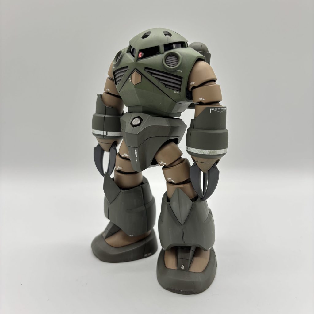 初めてまともに完成まで作ったものです。2年前に全塗装だけしてずっと放置していたのですが、汚しを入れてそれっぽくしてみました。モノアイと六角形の部分のパーツだけ市販のものを付けています。だいぶ前に塗ったのではっきり覚えてないのですが、塗料の残量的に色はクレオス C43 : ウッドブラウンガイア CB-08 : ダークグリーン (ダグラムカラー)ガイア NC-012 : ディープカーキ (NAZCAカラー)だったと思います。いい色チョイスできた気がしますブリーフの穴っぽいデカールがお気に入りです。よく調べず張ったのですが、どうやら正面から見て左が多いらしいので間違っています。(右利きが多いかららしい)汚しはウェザリングカラーのグランドブラウンとフィルタリキッドのフェイスグリーンで調子を見て入れています。足はエナメル白で潮浮きも入れてみました。