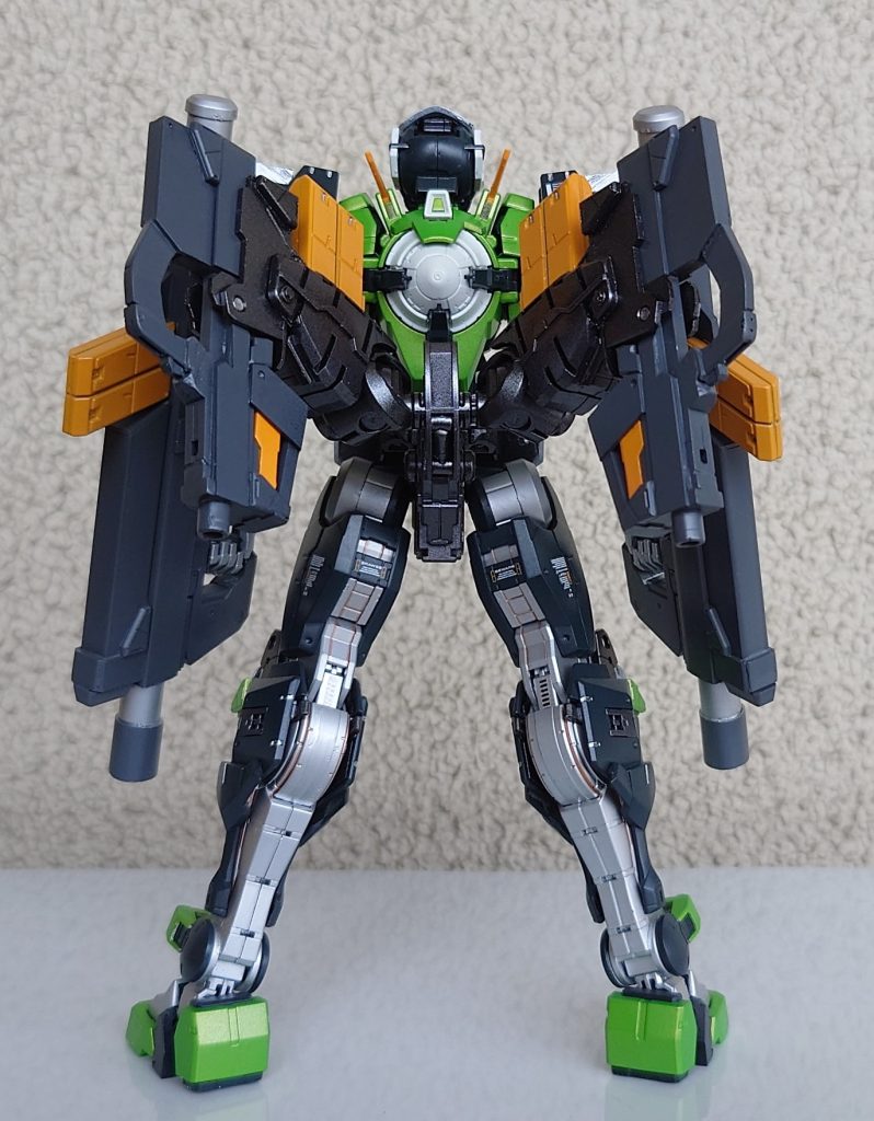 背面。腰からライフルを懸架しています。&nbsp;