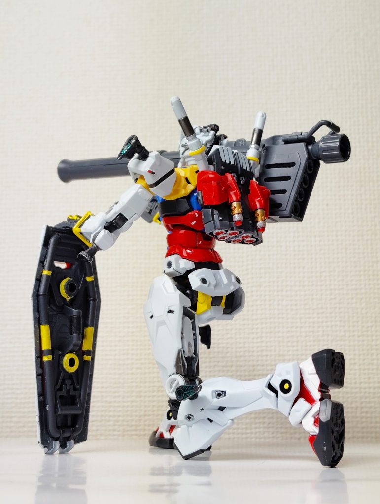 股間部の黄色いパッド(？)が邪魔で脚が上がらなかったので、外してポーズ決め。