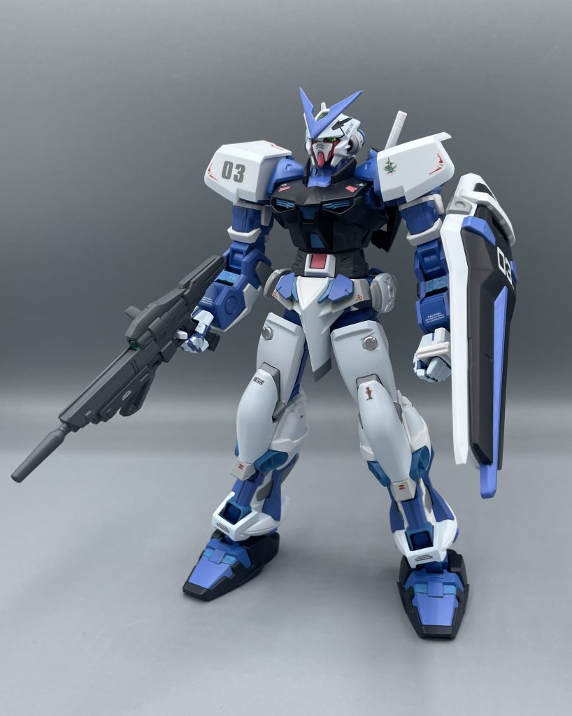 MBF-P03 GUNDAM ASTRAY【BLUE FRAME】　ガンダムアストレイの３号機、ブルーフレーム。オーブにて、青色はコーディネーター用のカラーになっており、搭乗するのは叢雲劾です。　叢雲劾は、傭兵部隊「サーペントテイル」のリーダーです。叢雲劾は、戦闘用に調整された最強コーディネーターになっています。