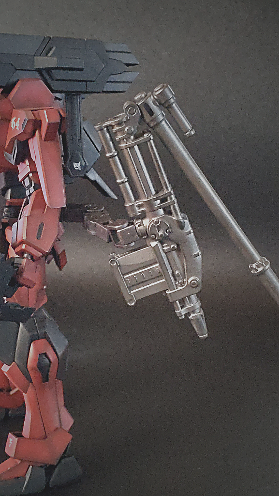 腰の折り畳み式キャノンはフレキシブルに稼働できるように今回一番工夫しました。市販のジョイントをボディにつなげるパーツは３Dプリンターで自作してみました。