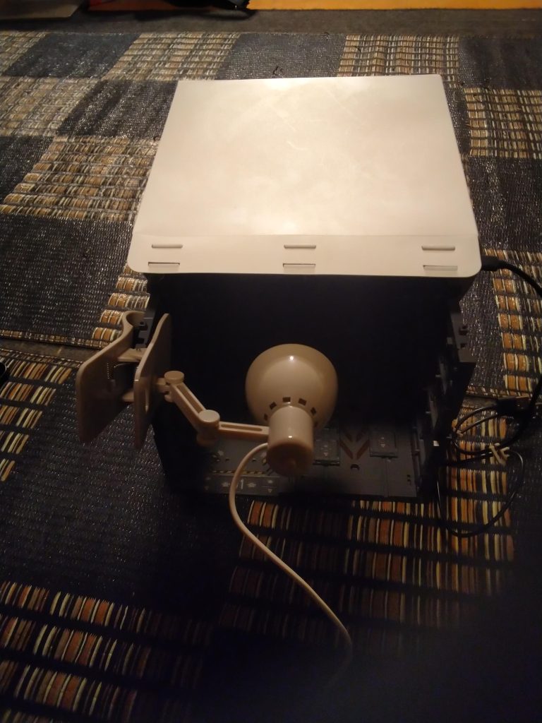 全て100均ですが、格納庫を表現出来る撮影ブースを作成しました。