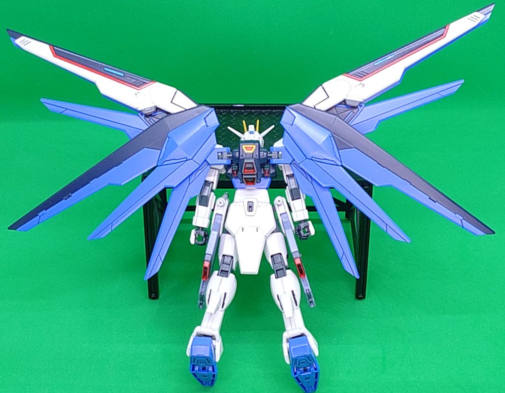 背中。バックパック中央の台形部分のみ、キット付属のシールを使っています。スラスターの中心部は、アニメ本編で飛んでる時の青白い透過光っぽい色にしたかったのですが塗り方がわからなかったため、非使用時の黒にしました。