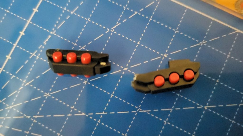 塗装後、FAユニコーンのミサイルポッドをサイドスカートを接着