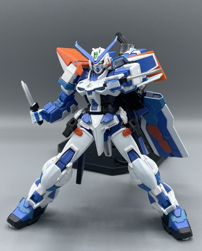 アーマーシュナイダーの型　もはやこのポージングは伝統ある作法、空手の型のようなものですので、ナイフ持ちの機体には取らさざるを得ないポージングです。