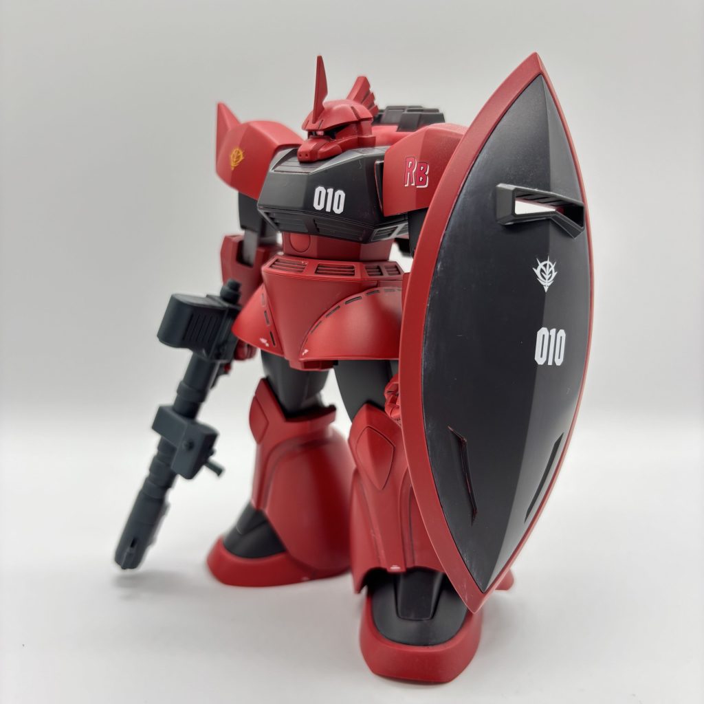 多分2つ目に完成したものです。赤の塗装をしっかりやってみたいなと思って作りました。大した工作はしてませんが足首の角度をいじれるように切り欠いてジョイントつけて調整できるようにしています。モノアイは市販のもの張りました。これは全然使った色覚えてないです。おそらくガイア EV-06 : エヴァレッド (ヱヴァンゲリヲンカラー)ガイア 075 : ニュートラルグレーⅤだったと思いますが違うかも、間接はなんかのメタリック系を使用してみた気がしますがこれも覚えてなく、申し訳ありません。