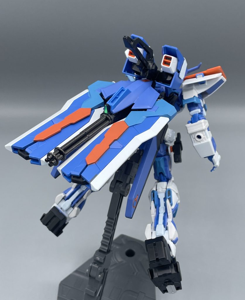 タクティカルアームズ（フライトフォーム）　背中に装着されたフライトユニット。これらのパーツ群はバラバラになって、様々な形態を取ることが可能です。本体からパーツを切り離しても、頭部に仕込まれたリンク装置を使うことで呼び戻して再装着することが可能なんだとか。かがくのちからってすげー&nbsp;　正直、無印アストレイだったころの面影はわずかしか残っておりません(笑)　これは、劾がミッション達成のために改造案を発案し、ジャンク屋のロウ・ギュールが開発したパーツをモリモリ組み込んでいったためです。