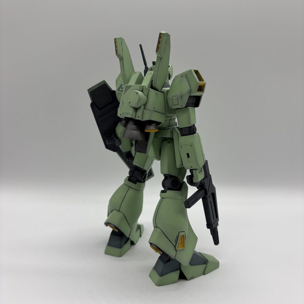 肩後ろ面は開きそうなディテールいれました。シールド裏はちょっとスジ彫りいれたプラ板張っています。バックパックの三角は一旦四角に彫ってメンディングテープと三角のプラ棒でスタンピングで入れてみました。(スジボリ堂さんのページに載ってました。)バーニアの下の部分も薄いプラ板を張ってディテールを追加してみています。いろいろなところから成功している技術をパクっただけあって、やりすぎなくいい感じにまとまりました。銀の汚しはもうちょっと減らしてできたほうがよかったなーと思っています。D型とプロトスタークジェガンとEWACをまだ積んでいるのでまたジェガン再チャレンジしたいと思います。