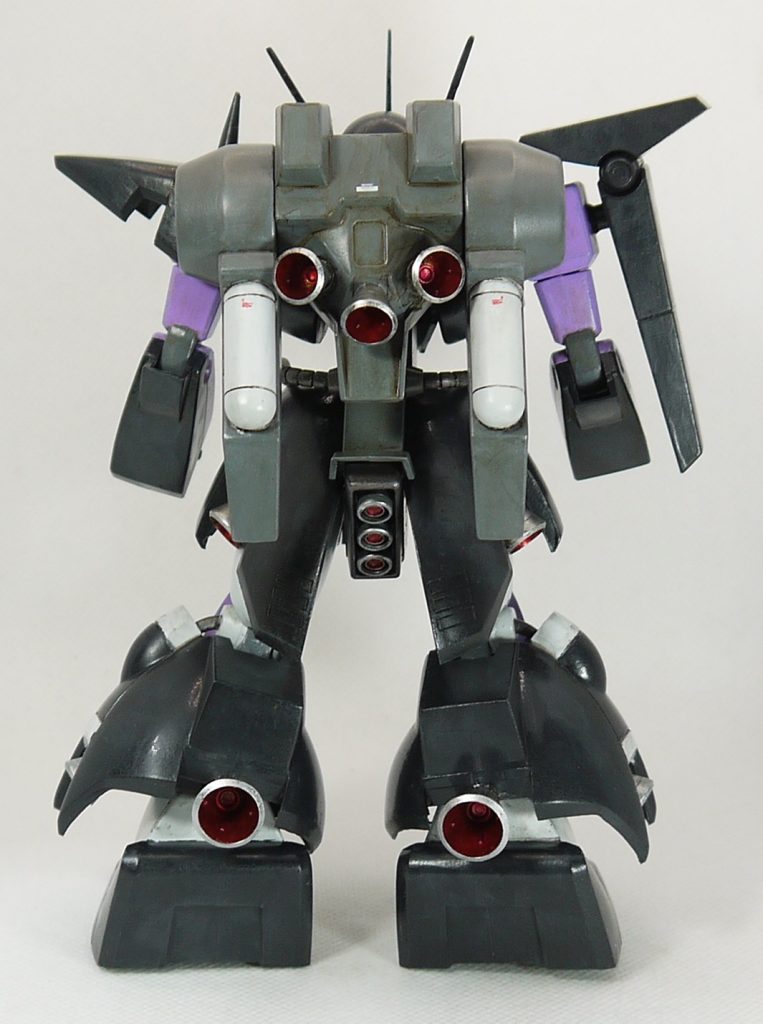 写真だとわからないですが、黒(実際はミッドナイトブルー)が単調にならないよう、半光沢のトップコートを吹いた後に一段明るいグレーで調子を付け、ウェザリングはウォッシングとドライブラシがメインです。 ちょっと面白いのが、バックパックが背中ではなく腰(お尻)に接続されているんですよね。これだと上半身をひねれないんだが。説明書の設定画を見てもよく分かりませんけど、おそらくバックパックと一体化している腰の部分は別パーツではないかと。HGも公式の写真じゃよく分かりませんね。