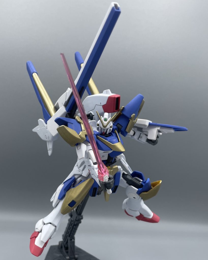 ビーム・サーベル　V2といえば、光の翼でぶった斬るイメージが強いですが、ちゃんとサーベルも持っています。個人的には、OPで前腕からサーベルを出してクルクルキャッチする場面が一番カッコいいと思っています。　そして、両肩や両ひざ等に装着された金色の追加パーツはIフィールド発生装置になっています。Iフィールドなので、当然ビームのバリア効果を持っています。　また、リアクティブ・アーマーとしての機能も持っていて、実弾による被弾ダメージを抑えてV2本体を守る効果を持ちます。&nbsp;　V2ABくん、キミはいったい何を持っていないんだね？どうやったらこのMSを倒すことが出来るのか、私にはちょっと分かりません(;^ω^)