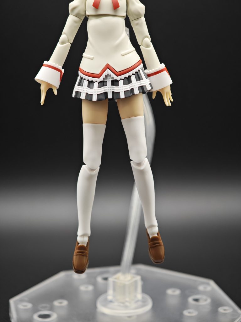 …そんな訳で今回、まどかタイタスの製作に踏み切った訳ですが…実はワタクシ…当時の流れを知ってはいますが「まどかタイタス」のオリジナルは作った事がありません、そして…まどか☆マギカという作品を1度も観たことがありません! なので当時品は実は制服じゃなくて魔法少女の姿だったとかこの写真みたいになるのが別のキャラだとか去年末の再編集版の放送の副音声コメンタリーで狩野英孝さんが視聴実況してたとか全くマジで全然知らない訳なので今回はせっかくなのでキットを通じて「まどマギ」とはなんなのかとかどんな作品だったのかとかもキットを組みながら考え当時のブームを思いだしながら製作していこうと思います。一応少し聞き及んだ所によると、この「まどマギ」という作品の脚本家さんは、やたらフルーティーな仮面ライダーやら、ヒイロ・ユイみたいな声のイケメンがナイトガンダム(諸説あり)みたいな声の親友らとのキャンパスライフを送りつつモンスター系少女とラヴをクラフトしていくタイプの純愛ゲームやら…ジェリド・メサみたいな声のお兄様に激ラブなアウラ・マハ・ハイバルみたいな声の妹がギニアス・サハリン(一説によるとブライトさんぽかった時期もあり)みたいな声のお兄様の親友との三角関係を楽しむ感じの純愛系任侠サイバーパンクカンフーパラダイスみたいなノベルゲームを生み出している感じの愛の伝道師みたいなのお方のようですので魔法少女を主体にした本作もきっと夢のある素晴らしい作品である事は疑いの余地はないでしょう。 まぁ、そんな訳で当時の記憶を呼び覚ましながら伝説のまどかタイタスを組み立てていきましょう。当時を知るものは懐かしみながら、知らない人達はこんな時代があったのだと言う事を、そして作品を知る方は私の考察の成否がどんなもんかジャッジして頂く感じでご覧ください…これが…15年の時を経て令和に時代に蘇った…