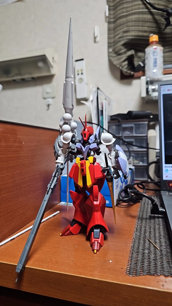 製作途中です。ベースはギャンの後継機の設定だったのですが結局ハクジ部分と腕以外別物になりました。頭と足はRジャジャ、胴体はジークルーネになっています。