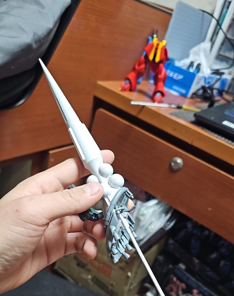 その後ランナーを切り取り、穴を開けて真鍮を通したハクジのパーツと組み合わせて長い槍としました。