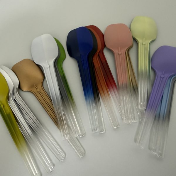 １年ぶりの投稿になります。過去の投稿にも記載していますが、私は調色が苦手です。それならば塗料を買い集めてみようと思いました。一般的に購入できるラッカー塗料はほぼ購入したかと思います。この１年は模活として、塗料のサンプル塗装に専念し、スプーンと2cm角のプラ板に塗装していました。ここまで労力をかけてサンプル塗装したので、ブログとして公開することにしました。WordPressを使用したのが初めてなのでまだまだ至らぬところが満載なのと、画像が増えすぎたことが原因なのかページの表示が重く。。。また当初の計画では、様々な下地に塗装して下地の影響がわかるブログにしようとしていましたが、あまりにも塗料が大量すぎて、手が回っていません。現状で暫定公開することにしました。今後は下地違いや比較するページを増やしていこうと思っています。もし良ければ、ブログを見ていただきたいです。またご要望があれば、可能な限りお答えしたいと思います。塗人（ぬりっと）https://nuritto.blog/nuritto/&nbsp;（2枚目）