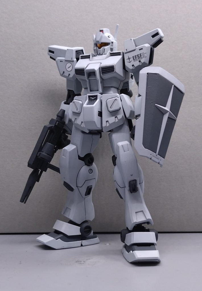 赤や黄などの差し色を排してシックに作ってみました。ジムカスタムでどうしても気になるところはやはりシールドです。 コマンドなんかも使っている大きめのものでは肩に干渉してしまうので、可動範囲が制限されてしまう… そこでここではハーフタイプのシールドを採用してみました。