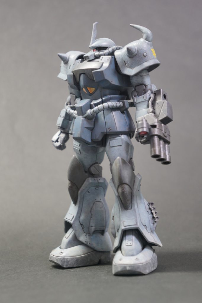 一番やりたかったのは戦車の履帯を予備&増加装甲として貼るやつです。マゼラアタックの履帯ってことにしたら成立するだろと思ってたら、えぬせさんの作例でもやられてるし、まんまNetflix版のザクでそういう設定でやられていたようです。で、脛の横につけているのが、タミヤ1/35のII号戦車の余りで、ネオジム離脱可能です。油断すると簡単にポロリします。&nbsp;