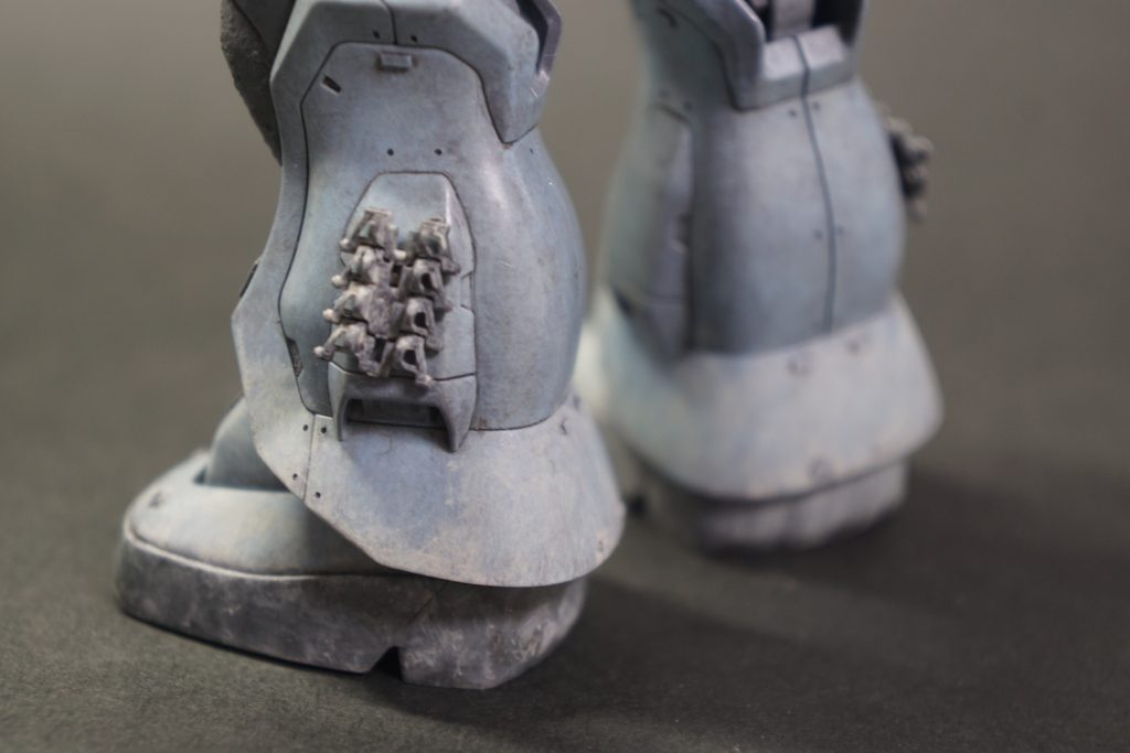 ということで足元の写真になりましたので、ここまでです。なおガトリングシールドの装着がクソむずいというのは、フライトタイプの時も書いたのですが、今回は左のハンドパーツの親指の付け値のピンが折れました。皆様お気をつけて。以上、いつも見ていていただいてありがとうございます!!