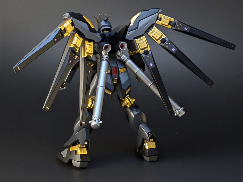 Hi-νガンダムは本来白と青（青紫）がメインカラーですが、今回はそれを黒と金というオリジナルの補色的なカラーリングにしてみました。結果として、禍々しくも強そうなダークヒーロー風の機体に仕上がったと思います。