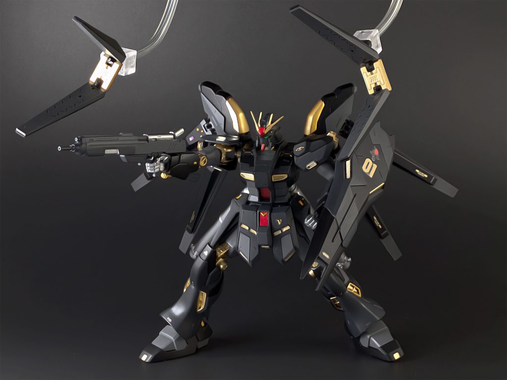 このHi-νガンダムはHGながらに合わせ目が少なく、背面にフィンファンネルが付いていても自立可能なバランスになってるなど、完成度の高いキットになっています。しかし唯一残念な事が、6基のフィンファンネルの内、展開できるのは2基だけ（残りの4つは形状が固定されたまま）という点です。フィンファンネルはνガンダムを象徴する武装ゆえに、ここが不完全な仕様になっている事だけは、非常にもったいないと感じます。