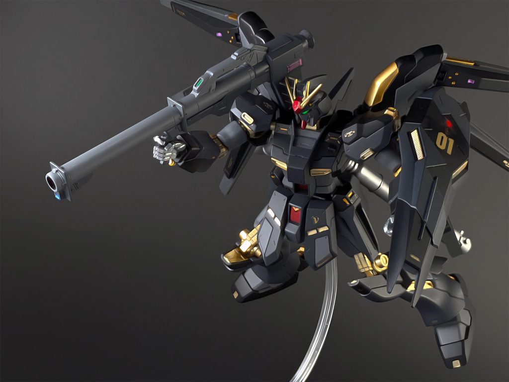 個人的に、これまで色々なガンプラを黒に塗装してきたのですが、今回は黒に加えて暗めのグレーを3色使っています。グレーは非常に地味な印象の色ですが、上手く使えば作品のクオリティを大きく高められる存在だと思っています。今後の塗装では、より多くのグレーを使い分けられるように頑張りたいです。