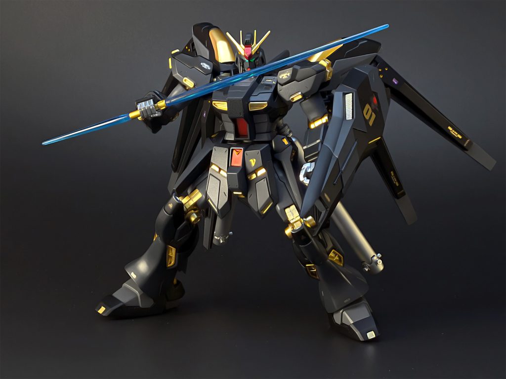 金部分の塗装は、いつも通りガンダムマーカーのイエローゴールドです。黒ベースに金の差し色は、本当にカッコイイ組み合わせだと思います。なお、サーベルはクリアパーツなので未塗装ですが、金の補色的なカラーである青が入る事で、より目を引く画像になった気がします。
