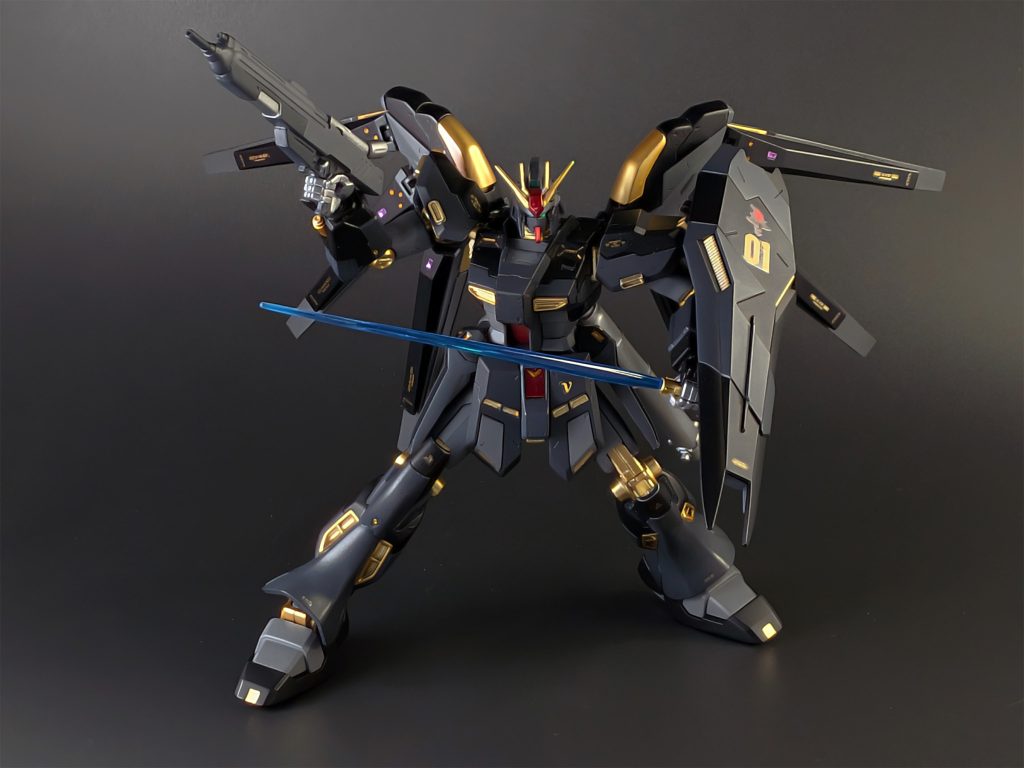 フィンファンネルなどに使用した金色のデカールは、ガイアノーツのコーションデカール（ホイルゴールド）です。この商品はミラー調の箔押し印刷がされており、一般的なゴールド系デカールと比較して輝きが段違いにすごいです。まあ、私の撮影技術が未熟なせいで、写真でその性能を上手く表現しきれていないのですが…。