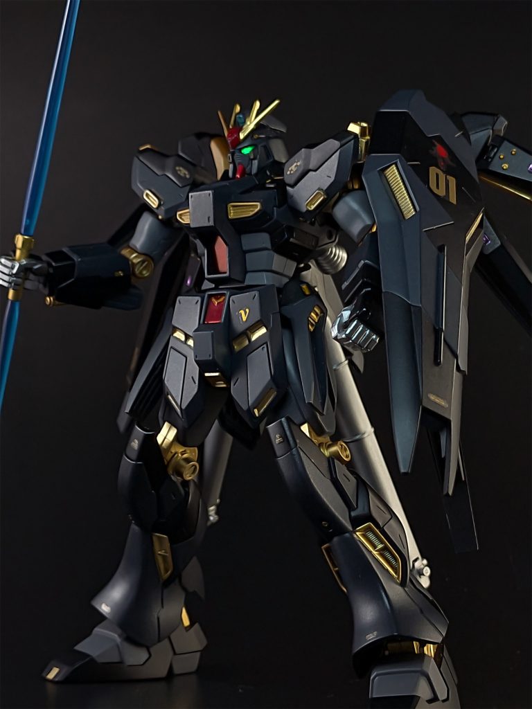 やや暗めの設定で撮影した写真です。ボディ全体の黒が強調され、よりダークな印象が増したと感じます。その中で、緑に光るモノアイ（ライトを当てているだけで発光機能はありません）がインパクト抜群だと、自画自賛しています。