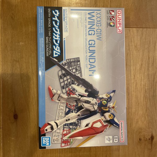 エントリーグレードウイングガンダムを、白と金のみで高級感のある雰囲気で仕上げます！また進展があれば投稿するので、ぜひ見ていただけると嬉しいです！（2枚目）