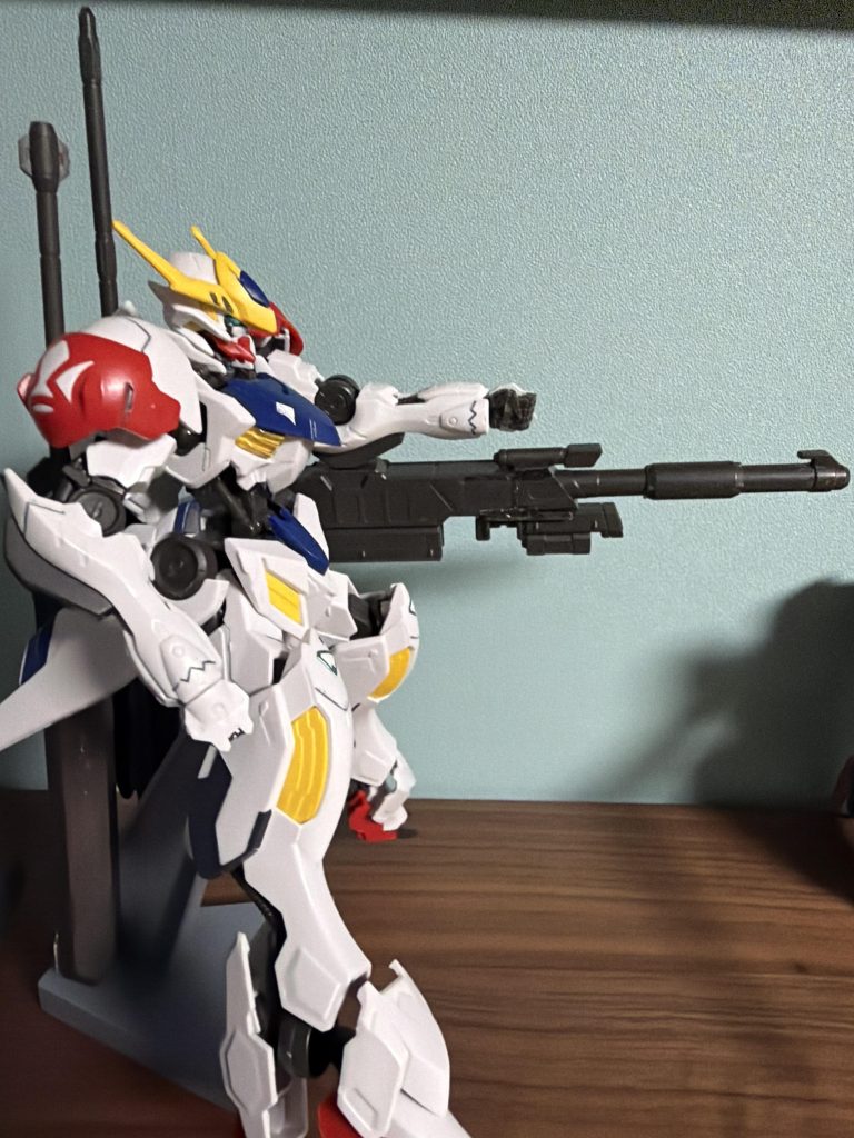 150ミリ滑空砲「鉄爪」バルバトス用に制作された滑空砲の派生品レアアロイ製の弾丸を高速で発射する。威力実験ではレギンレイズの装甲を紙のように粉砕した。また、オプションで閃光弾や炸裂弾といった弾丸に変更も可能だ。