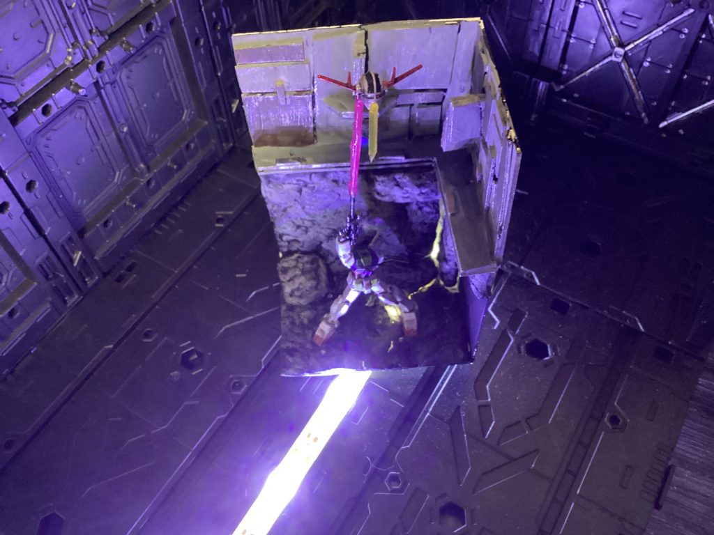 上部分はプラ板を切って貼り、岩部分は紙粘土で作りました。