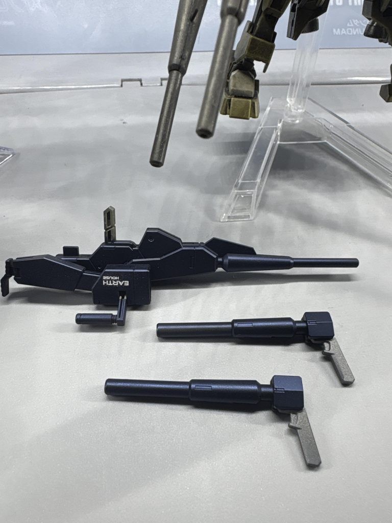 余ったパーツでハンドガン的な物も作成使用した塗料紹介下地ガイアノーツサーフェーサーガンメタゴールド部(胴体など)フィニッシャーズエンジンゴールドシルバー部(シールド、腰回りなど)エアテックスプラチナホワイト濃いブルー部(バックパック、完成一部)プリズムブルーブラック他ガイアノーツ　　スターブライトアイアンガイアノーツ　　ガンメタルフィニッシャーズ　　エンジンブルー艶消しセミグロスクリアプレミアム半艶消し&nbsp;