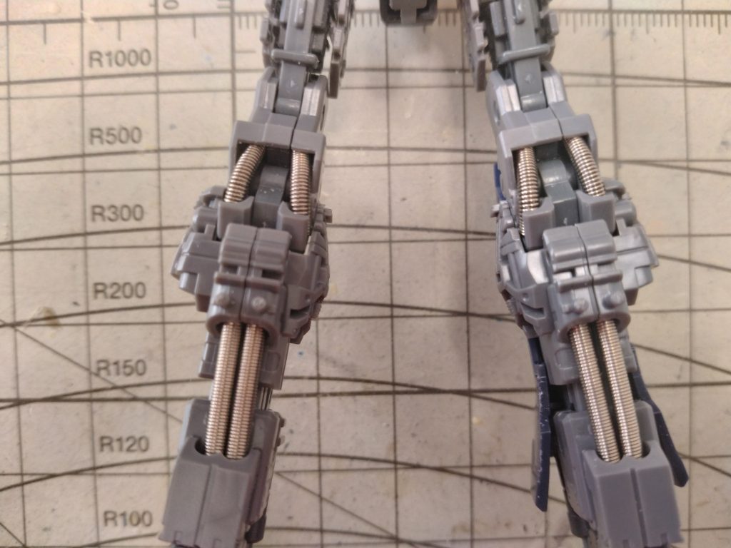 ヒザ裏と足首のパイプはwaveのAスプリングに交換してます。