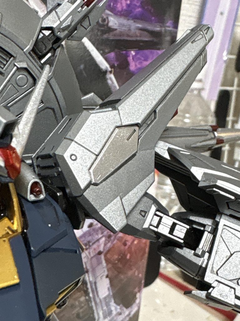 外装は単調にせずに少しだけメッキシルバーでアクセントも出してみました。ドラグーンの先っぽや後頭部外装など画像じゃちょっとわかり難いんですが実物はかなり映えて見えます😁最後まで見ていただきありがとうございます。