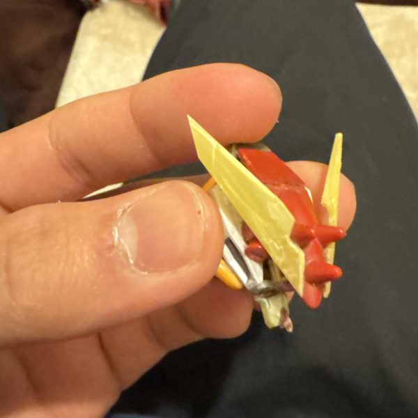 右手のパーツ一部無くしました😭部屋掃除かパーツ注文します自慢の武器理想の武器作れました頭は完成！（4枚目）