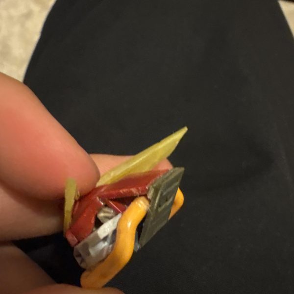 右手のパーツ一部無くしました😭部屋掃除かパーツ注文します自慢の武器理想の武器作れました頭は完成！（5枚目）