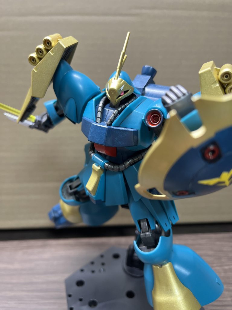 ヒートナイフ付きビームサーベルを装備させた状態です。どんなポーズがいいか悩みました...