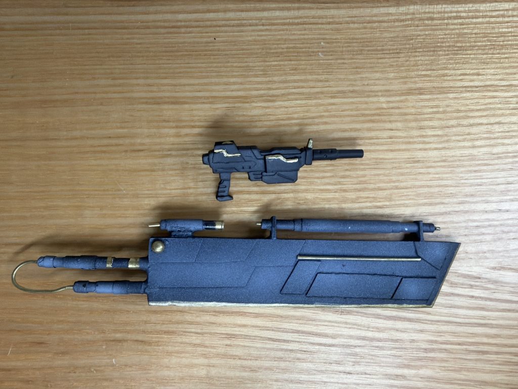 武器の製作にはFF7のバスターソードを参考にしつつ、ジムストのデザインと噛み合うように作りました。付属のマシンガンはネオジム磁石を入れて腰にラックできるようにしました。