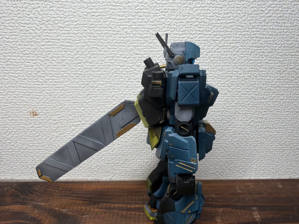 本体は元のビームサーベルの装着口の角度を調整して大剣を背負えるようにしたり、アンテナとプロペラントタンクの追加を行いました。ハンドパーツはオプションパーツの丸型を使用しました。