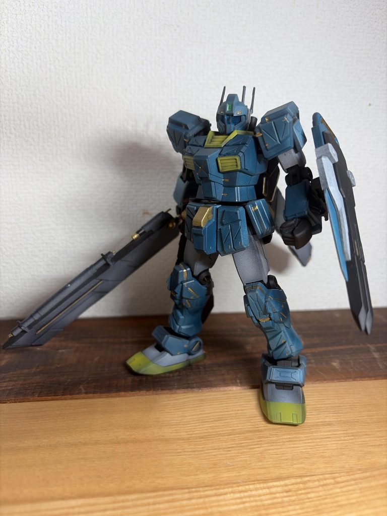 陰影塗装が個人的に今までで1番上手くいったと思います。特にイエロー部分が浮かないような渋い色になってくれたことでバランスが取れたと思います。今回、控えめな色で塗ることを意識していましたが、ほとんどヘビーアームズ改ewと変わらない色になっていました。