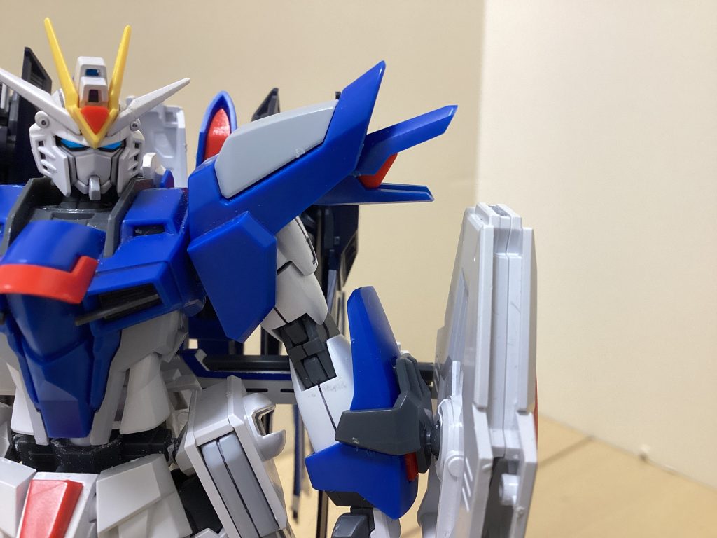 肩の先っちょから出てるこの排気口みたいなやつ、種自由特設サイト見たら、もうちょっと下がってるんよ。で、