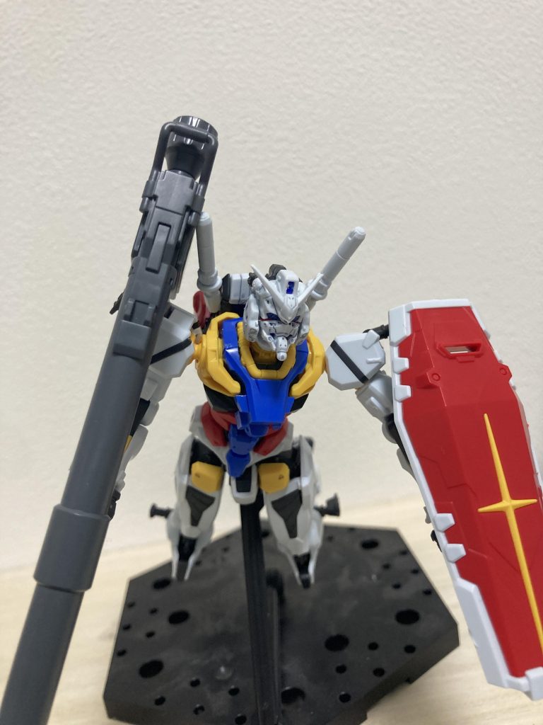 なぜかうちの白いガンダムはビームサーベルがポロポロして困ります。個体差ですかね?(zaku-kao1)あと白いガンダム自体すごく上を向くことができるのでポージングには困りません。