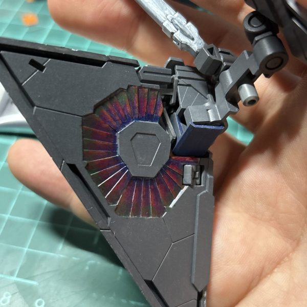 チタンの焼き色的なイメージで塗ってみました。大分荒いけどチラ見えする分にはこのクオリティで十分でしょう