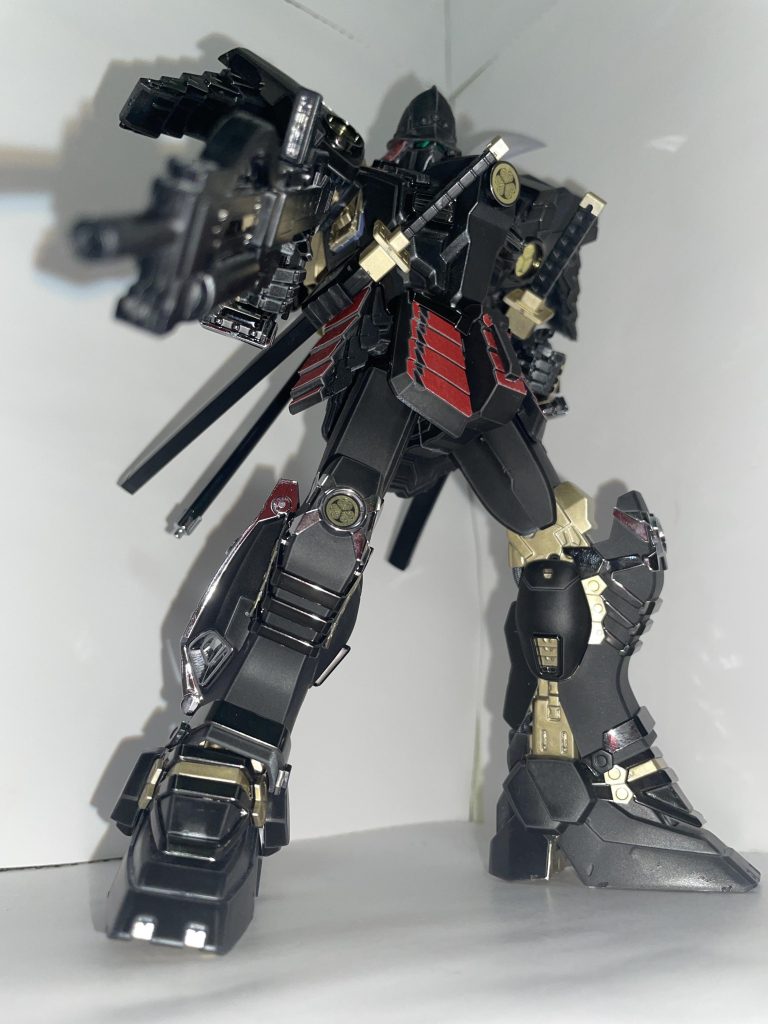 身構え刀を抜刀する将軍なポーズ敵将軍に向け火流式徹甲矢【武者ガンダムMk-Ⅱのビームライフル】を構える