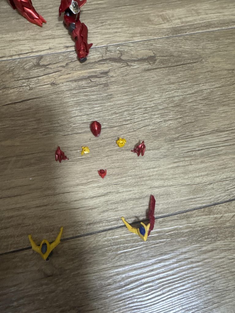 2.頭のアーマーを外し，最終決戦版のパーツに変えて装着。