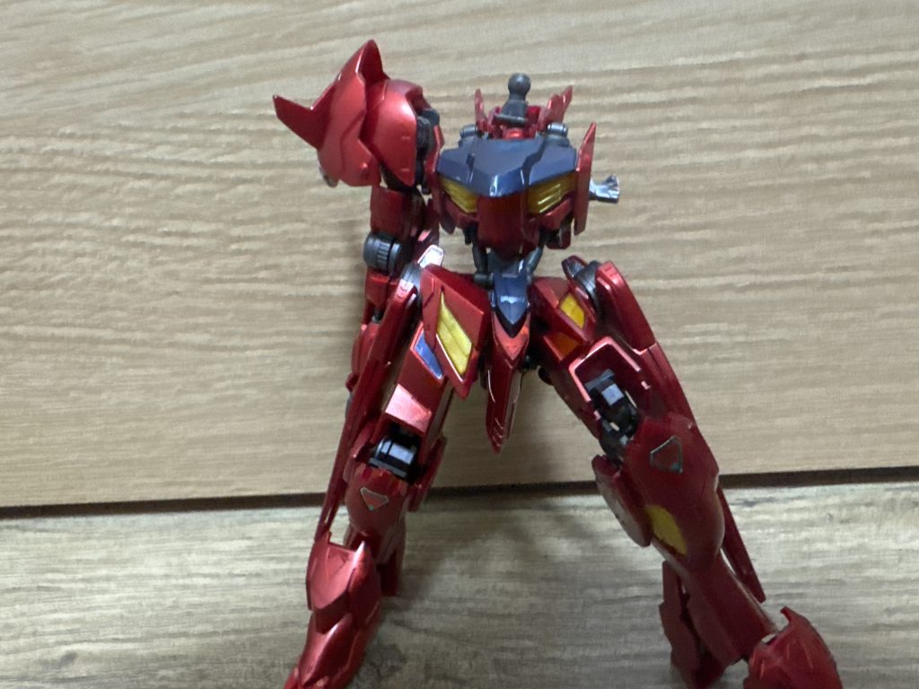 3.壊された手のパーツを装着する。