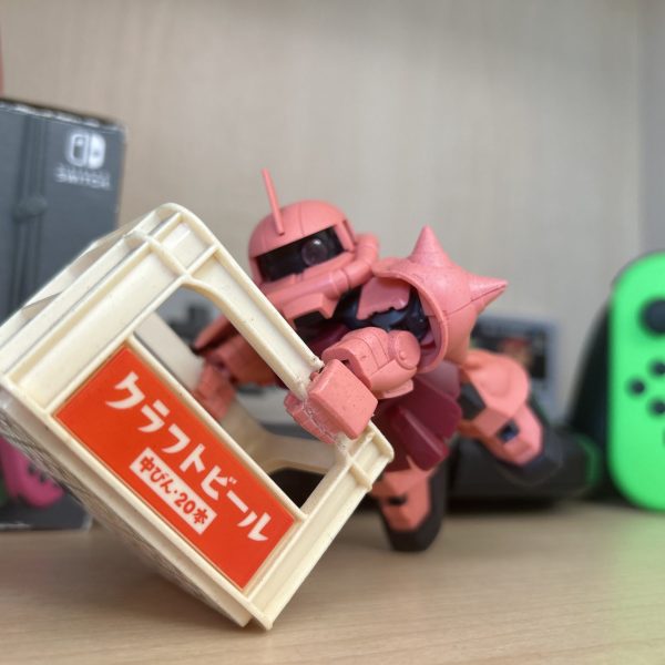 クラフトビールの箱を運ぶシャアザク