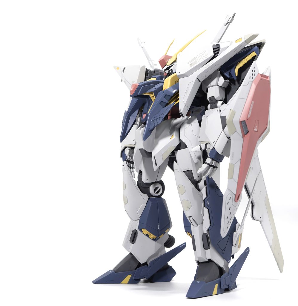 カラリングは小説・スパロボ版の青で塗装。胸部のアンテナも除去しました。ほぼディテール追加はなしで、基本的な表面処理とキットの甘いディテール処理のみ。HGにしてはモールドが十分入っていてキットのままでデザイン性は十分なのですが、スケール感に対してモールドが太すぎるのが残念ポイント。なのでほとんどのモールドを一度埋めて、モールドラインは変えず0.075mmで掘り直しました。ちなみに今回実験的にモールド埋めにはタミヤ白ブタで溶かしたランナーパテを使ってみましたが、掘り直せるまで硬化するのに２〜3日かかってしまいました。次回は速乾性セメントなどで試してみたいと思います。