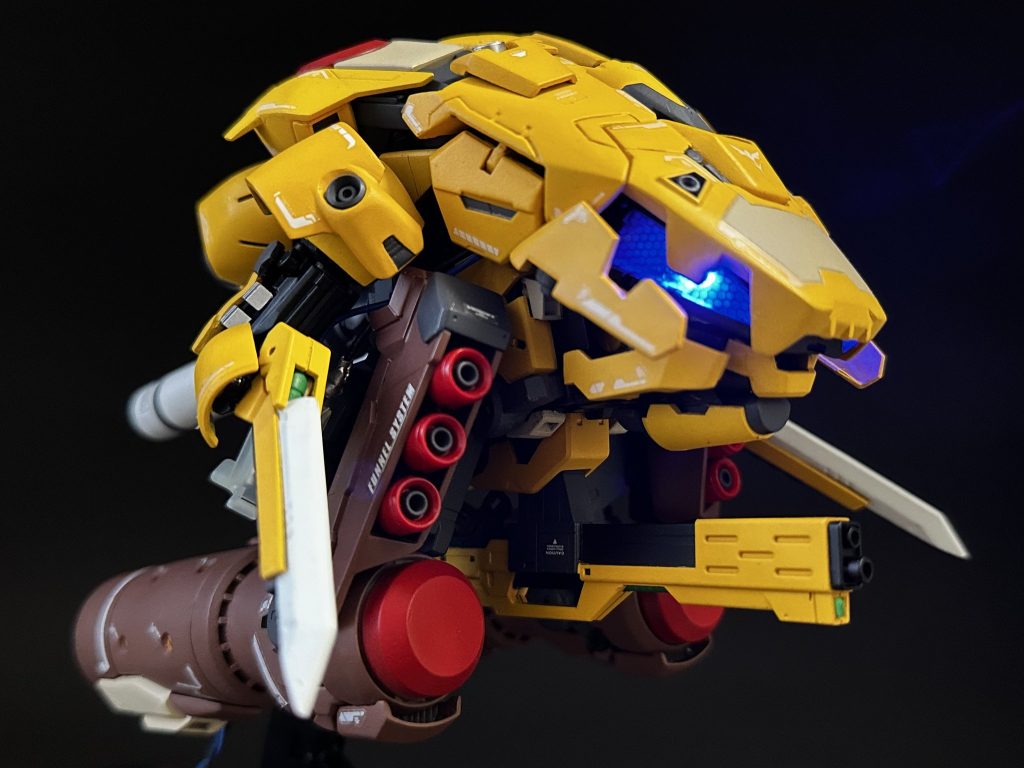 欠点とされた姿勢制御も各所にスラスターを増設、左右方向で悩んだが逆シャア時代流行りの肩バーニアがあるやんと作り込み。ベースのRGサザビーとも相待ってコンポーネントを共通化し異なる運用を想定したMA機体って事に。型式もSとAのみのが違いで兵装も共用可能。（ちなみにザクレロはMAX-04…切り離せぬ因果）